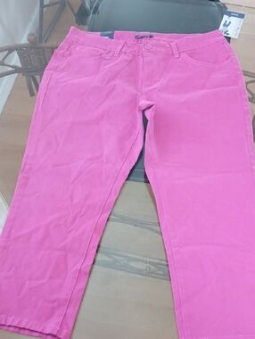 Size 10 Bandolino. NWT Darkish Pink  Super Stretch Pants Capri